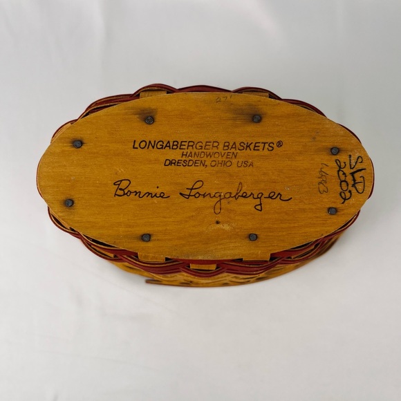 Longaberger Geranium Basket 2002 May Series Maple mid-tone wood with red accents - Picture 3 of 13